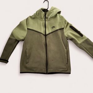 Nike Green Performance Jacket with Hood and Weather-Resistant Fabric